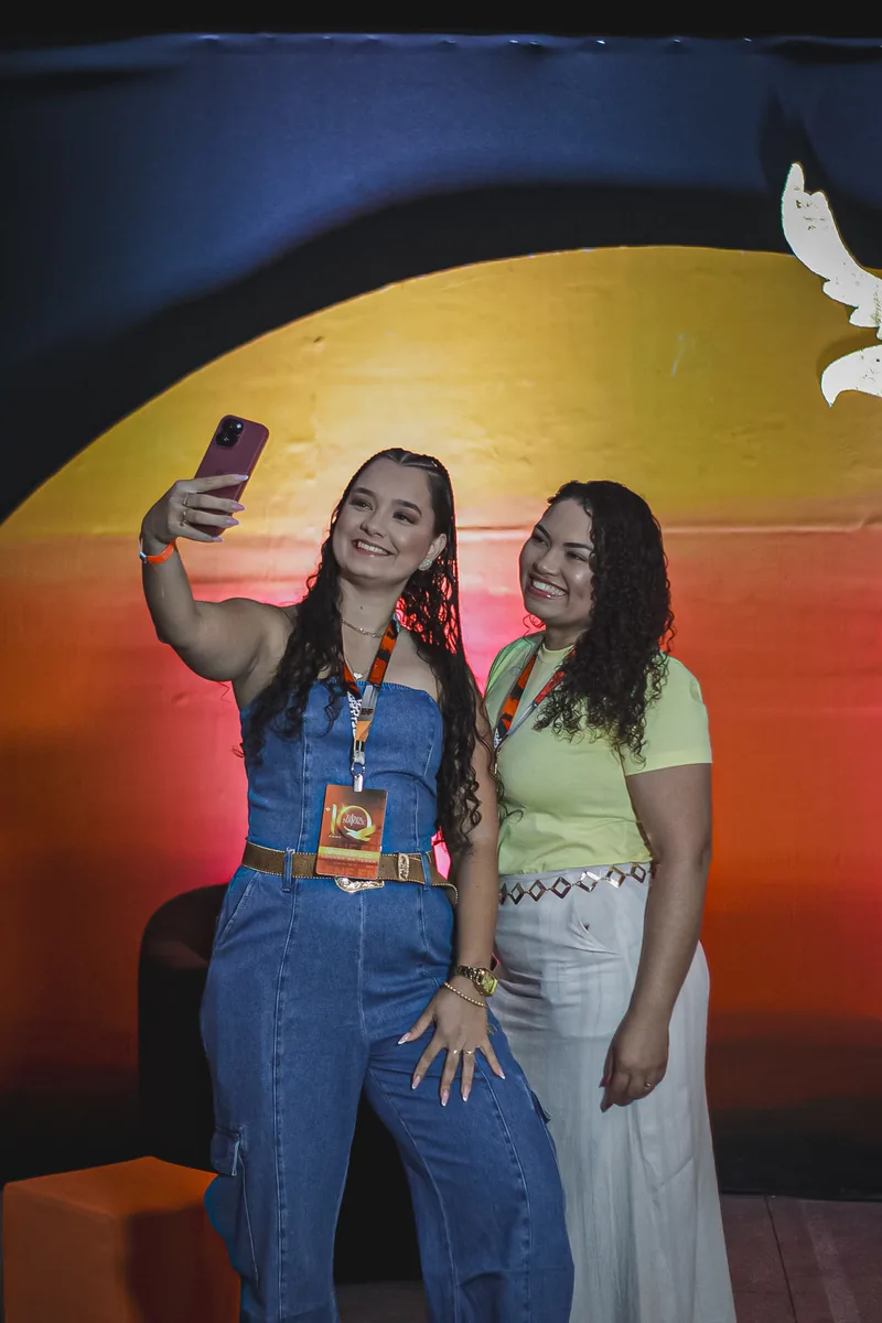 Duas participantes tirando selfie no Espaço Hall, sexta 21 de novembro de 2025