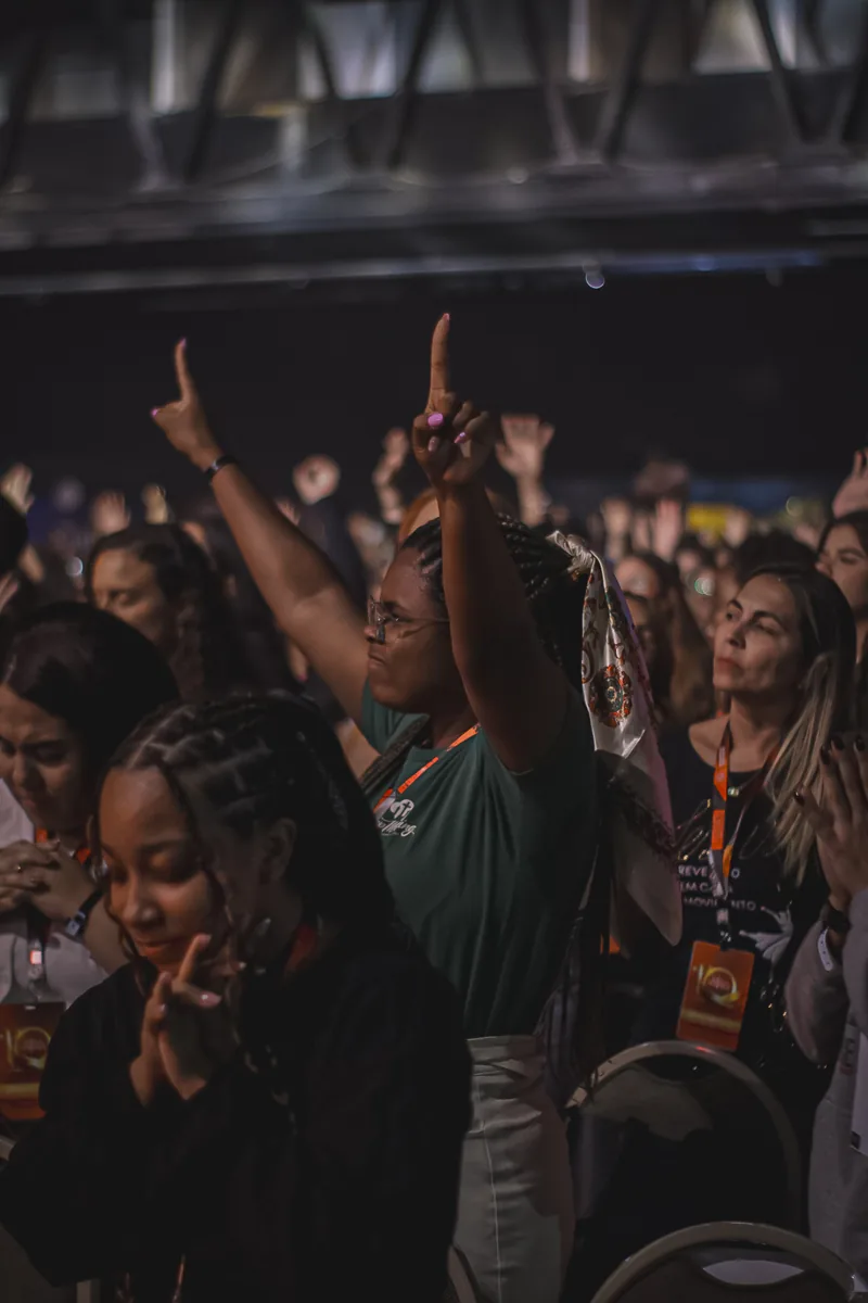 Público em adoração na primeira noite, 21 de novembro de 2025